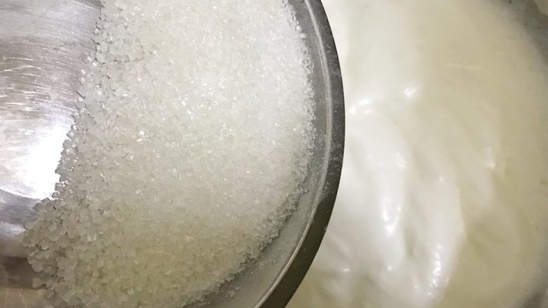 十味 板栗戚风蛋糕,蛋白打发至细腻状,加入第二个1/3的白糖。继续打发更细腻,加入最后1/3的白糖。同时把打蛋器的挡调至中挡。