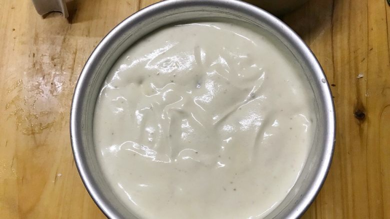 十味 板栗戚风蛋糕,把蛋糕糊从15cm高处倒入蛋糕模具中,入烤箱前,轻轻震两下震掉大泡。