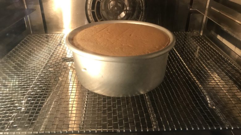 十味 板栗戚风蛋糕,蛋糕放入烤箱,150℃烤25分钟,调温170℃烤至蛋糕平模,表面呈金黄色。大概是30分钟左右。(自家烤箱温度自己把握哦)