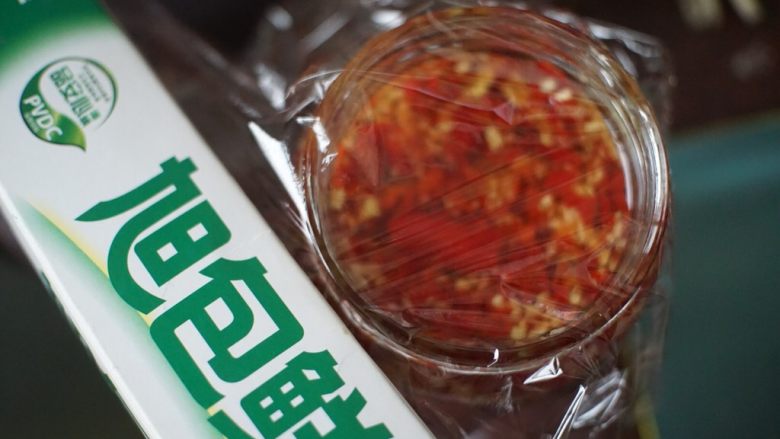 蒜蓉剁椒,最后用保鲜膜封住封口,盖上盖子放阴凉处15~30天,打开没有新鲜的辣椒味即可食用