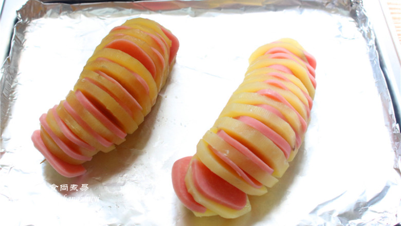 香烤风琴土豆,把火腿肠片,夹入每片土豆里;