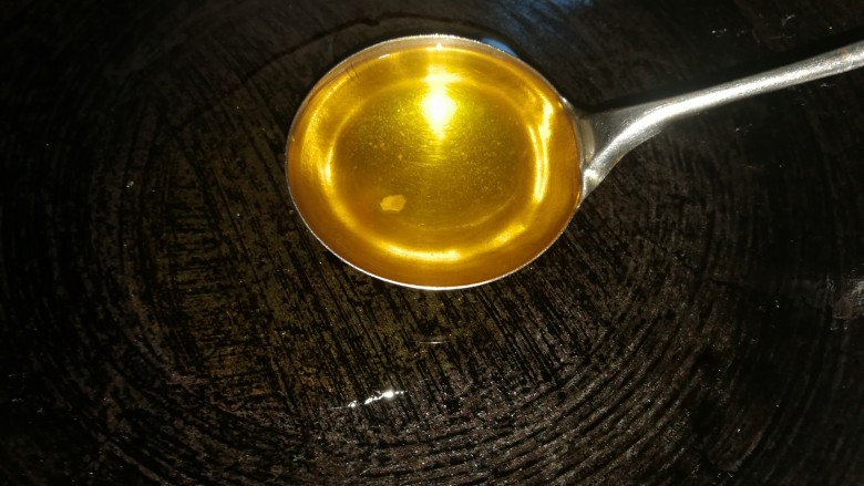 家常菜~牛肉炒大青椒,锅烧热,放一勺油。(我用的是熟油。熟油炒菜不会冒油烟对身体有好处)。