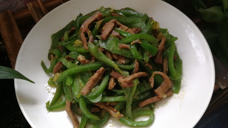 家常菜~牛肉炒大青椒,盛出装盘。牛肉软嫩,青椒甜脆。这是今天中午给儿子带的午餐菜之一,儿子最爱吃大青椒炒牛肉条。
