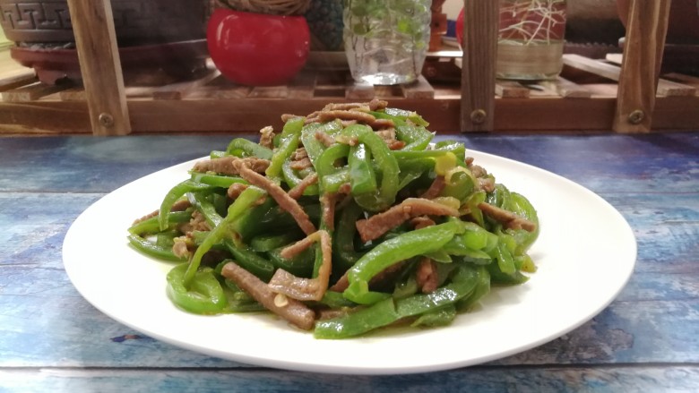 家常菜~牛肉炒大青椒,成品图。