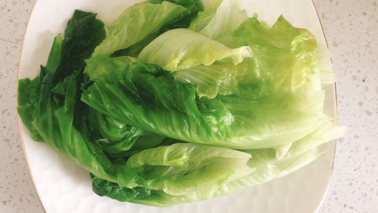 白灼春菜,捞到装有调味料的盘子里。