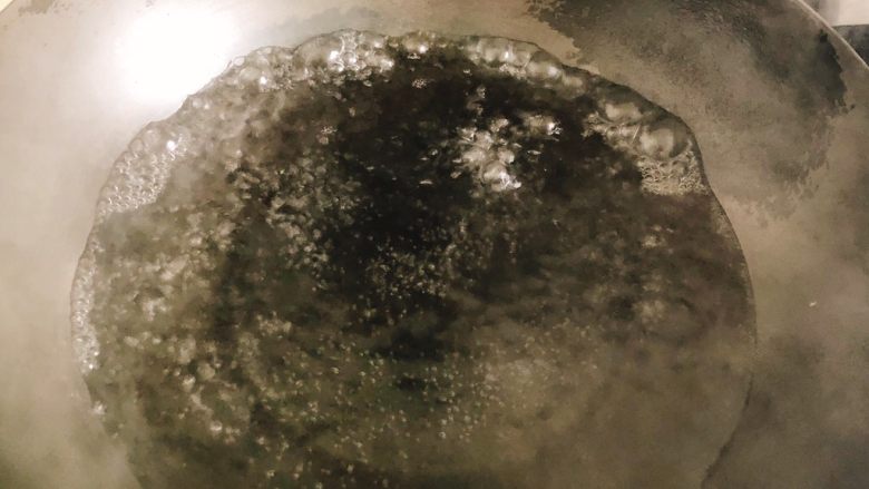 白灼春菜,锅洗干净后，倒入1盆水烧开。