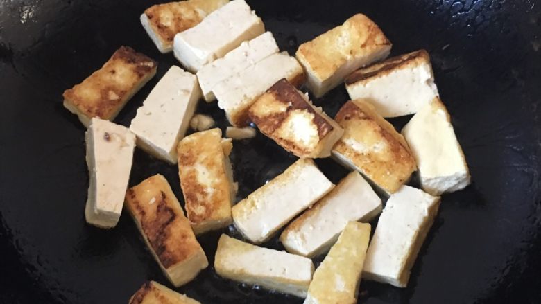十味 秋之味金黄豆腐,翻面