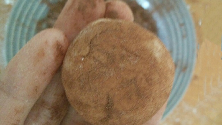 香菇馒头,把香菇放进去转一圈,让整个馒头都沾上可可粉。