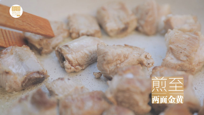 电饭煲排骨焖饭「厨娘物语」,锅内倒油,倒入排骨煎至两面金黄。