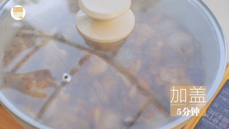 电饭煲排骨焖饭「厨娘物语」,倒入70g香菇加盖煮5分钟,开盖加2g盐大火收汁。