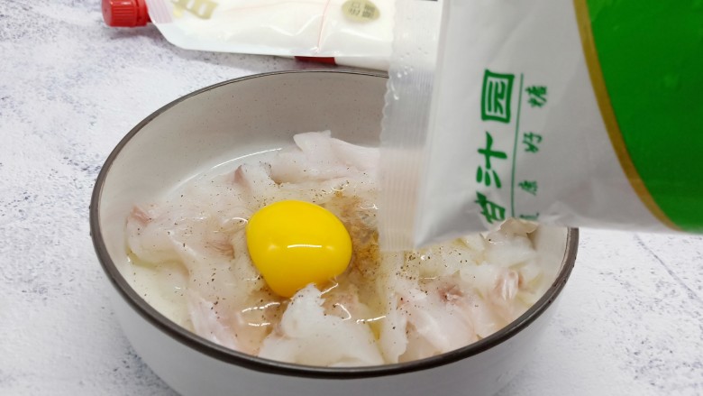 十味 糖醋鱼的家常做法 酸酸甜甜超开胃,鱼片加盐、黑胡椒粉、<a style='color:red;display:inline-block;' href='/shicai/ 9'>鸡蛋</a>、玉米淀粉10克。