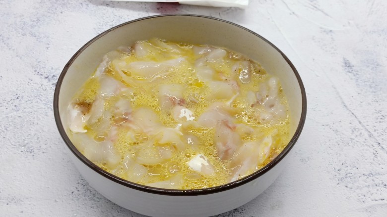 十味 糖醋鱼的家常做法 酸酸甜甜超开胃,筷子顺着一个方向搅拌均匀,腌制15分钟。