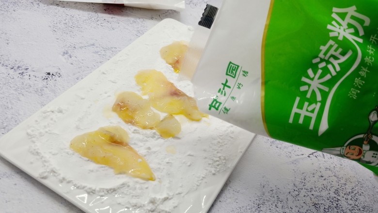 十味 糖醋鱼的家常做法 酸酸甜甜超开胃,腌制好的鱼片,里外都裹上一层玉米淀粉《加了玉米淀粉,炸好的鱼片外酥里嫩》