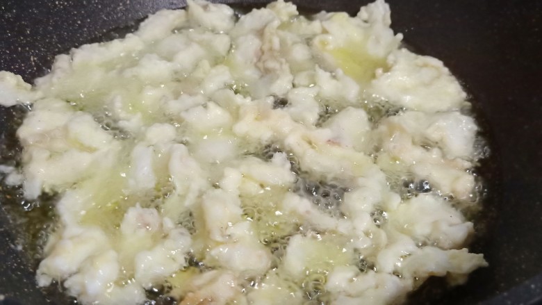 十味 糖醋鱼的家常做法 酸酸甜甜超开胃,锅里多放一点油,中火烧至七八成热时,将鱼片分别下锅大火炸至发白定型后捞出。