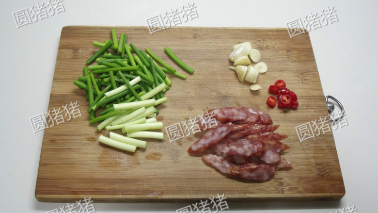 腊肠炒蒜苔,腊肠切薄片，<a style='color:red;display:inline-block;' href='/shicai/ 146'>蒜苔</a>去头尾切成4CM的长段，<a style='color:red;display:inline-block;' href='/shicai/ 2794'>大蒜</a>切碎，红椒切圈。
