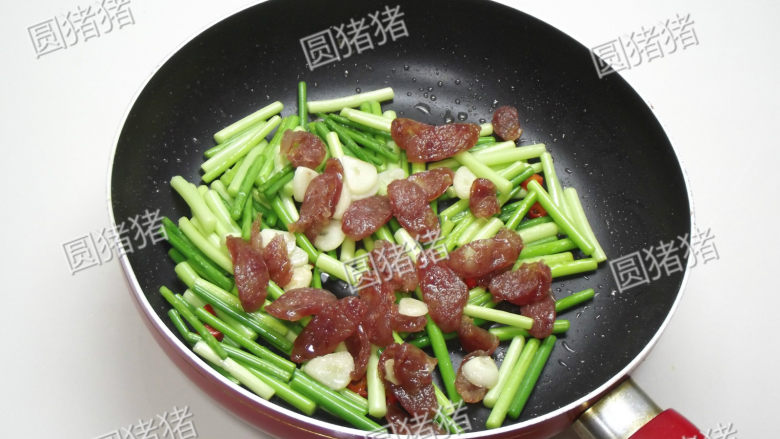 腊肠炒蒜苔,倒入事先炒好的腊肠,加入<a style='color:red;display:inline-block;' href='/shicai/ 717'>味精</a>调味。