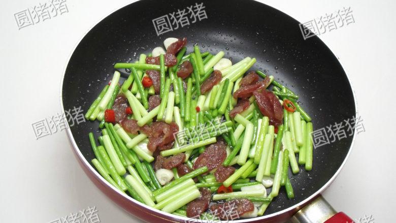 腊肠炒蒜苔,再翻炒1分钟即可。