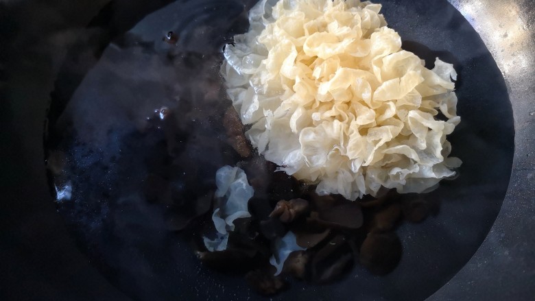 十味 双椒爆双耳,锅中适量水煮开,放入泡发的木耳和银耳焯2-3分钟。