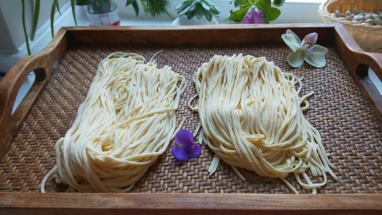 手擀面 北京特色小吃 炸酱面,面条就做好了。