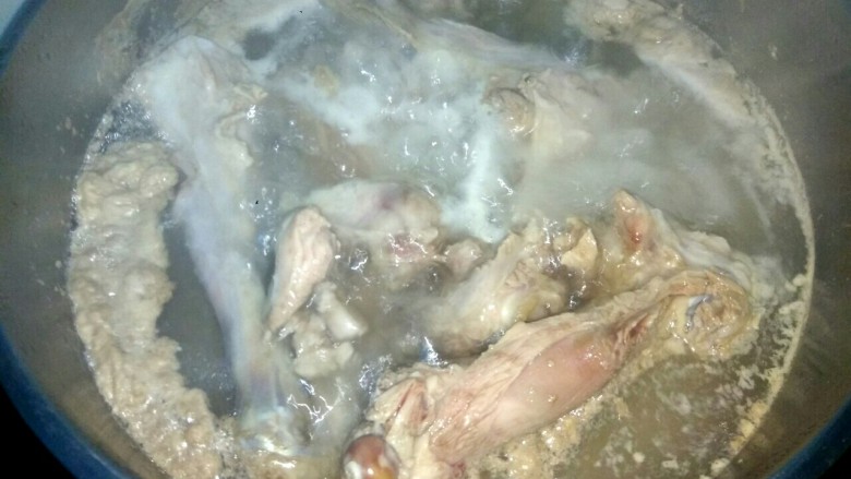 十味 红烧羊腿,大火烧开几分钟去除血水和异味,