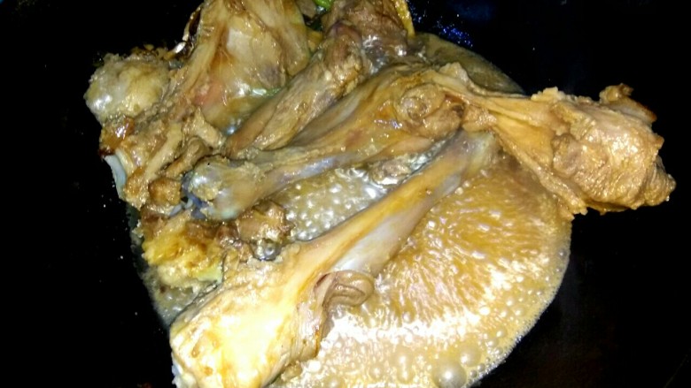 十味 红烧羊腿,羊腿变色,放入一小碗清水,烧开