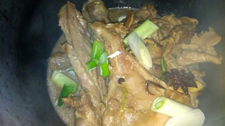 十味 红烧羊腿,把炒锅里的所有东西倒入电压力锅中,再放入一棵葱段