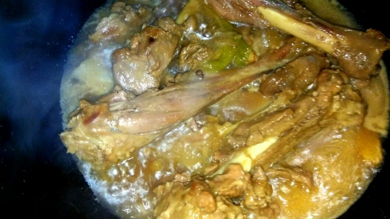 十味 红烧羊腿,把羊腿倒入炒锅中,大火烧开,小火收汁,汤汁粘稠关火