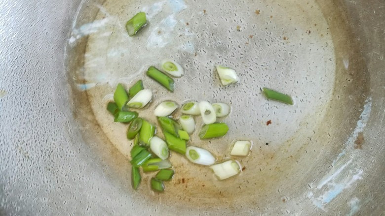 西红柿鸡蛋-面疙瘩汤,锅中加适量花生米烧热,倒入葱爆香