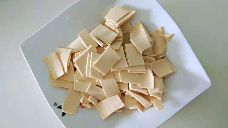 十味 咖喱香菇鸡,豆皮切方片。