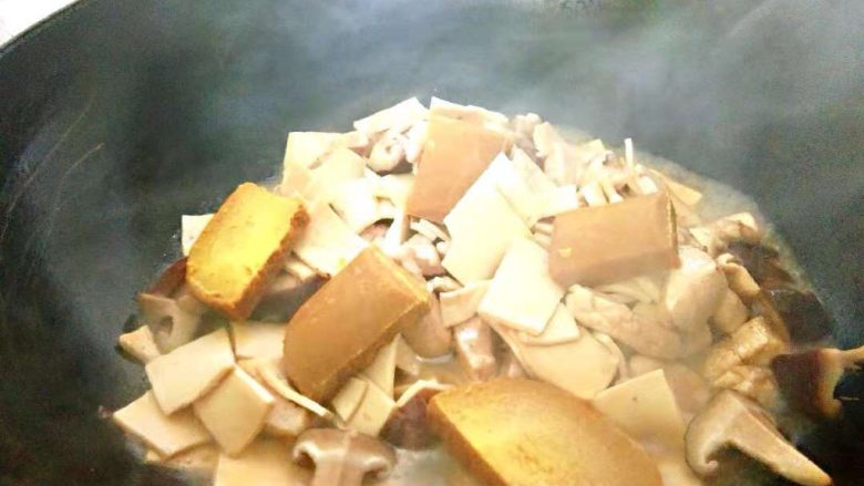 十味 咖喱香菇鸡,盖上锅盖,大火煮沸后转小火,大约15-20分钟。先关火,咖哩掰成小块。