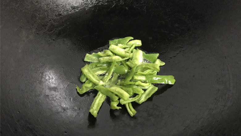 胡萝卜炒山药,锅中倒入适量油,先放入青椒炒一下。