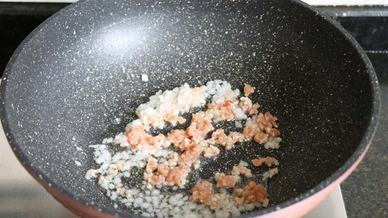 番茄肉酱拌面,将腌制好的肉糜倒进去翻炒至变色;