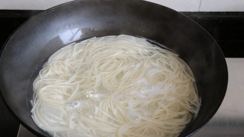 番茄肉酱拌面,另起一锅放入适量水和盐煮面,期间加入3次冷水,这样煮出的面条会更加劲道;