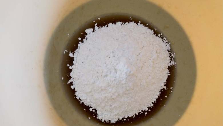 辣条猪仔饼,筛入金龙鱼糕点粉,用刮刀拌成面团,盆内不能有干粉。活好的面团放入冰箱冷藏松弛一到两个小时