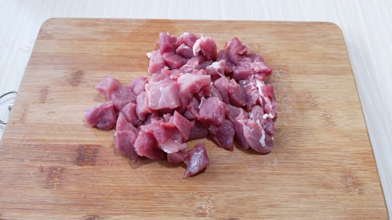 火爆朋友圈的牙签肉,一口一串!好吃到停不下来!,<a style='color:red;display:inline-block;' href='/shicai/ 4430'>里脊肉</a>洗干净,切小块。(肉块的大小根据自己喜欢,建议不要切的过大)