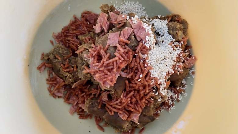 辣条猪仔饼,将牛肉馅,辣条丁,萨拉米丁,芝麻放盆中拌匀成辣条牛肉馅