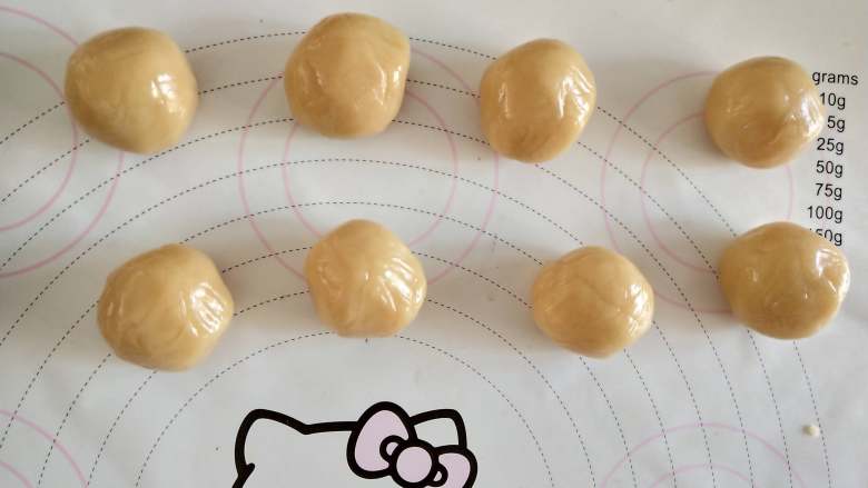 辣条猪仔饼,冷藏好的面团分成30克一个,揉成圆球盖保鲜膜备用