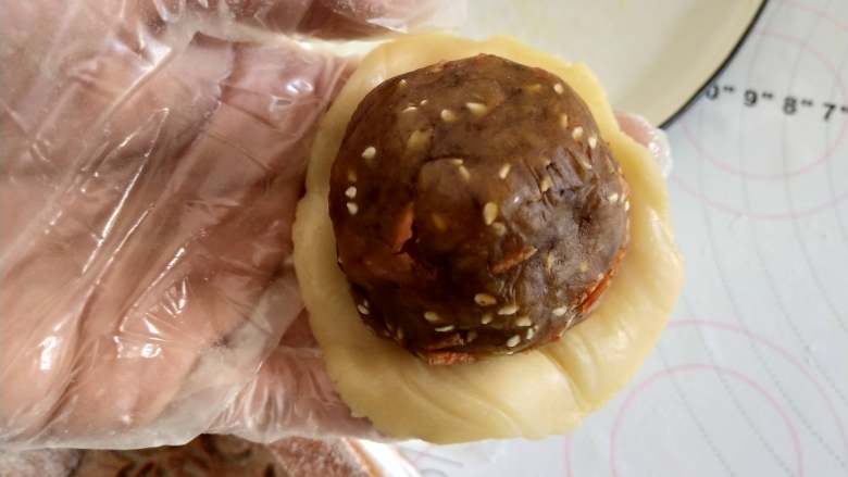 辣条猪仔饼,饼皮按扁,包入一个辣条牛肉馅