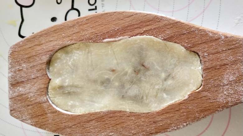 辣条猪仔饼,按入模具中!这个猪仔饼的模具是100克的!我用了30克的皮,70克的馅!刚好满模