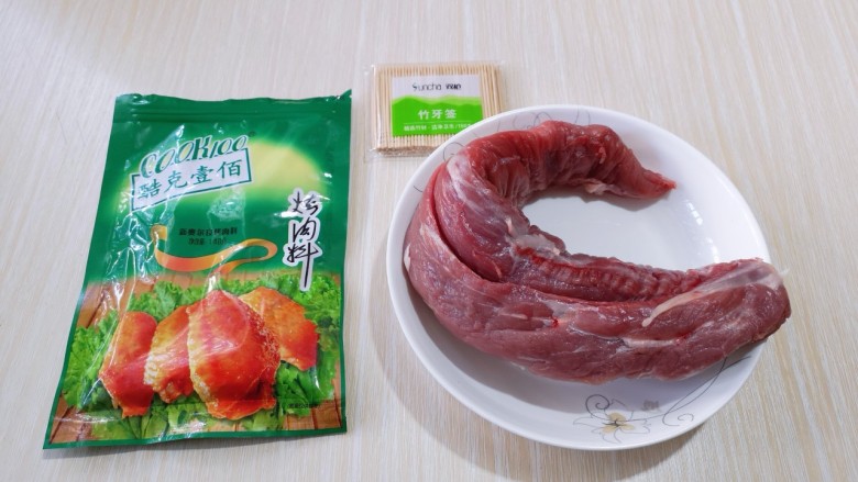 火爆朋友圈的牙签肉，一口一串！好吃到停不下来！,准备食材！如果喜欢吃牛肉的宝贝们，也可以选用牛肉哈！