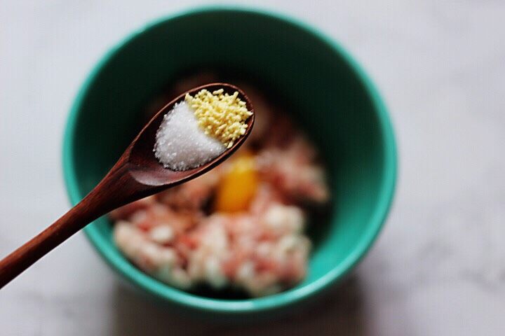十味 猪肉大葱饺子,加入适量的盐和<a style='color:red;display:inline-block;' href='/shicai/ 756'>鸡精</a>,根据个人口味加入盐的用量。