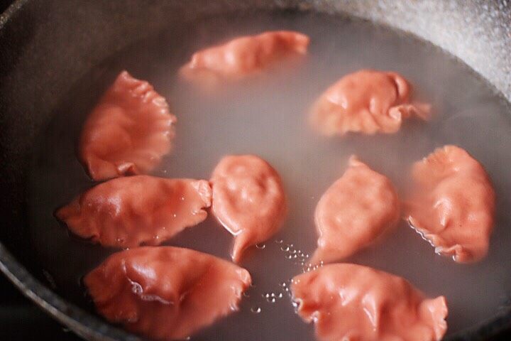 十味 猪肉大葱饺子,看见所有的饺子都漂浮在水面上即可关火。