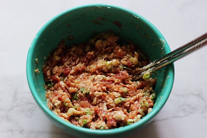 十味 猪肉大葱饺子,把所有的食材搅拌均匀即可。