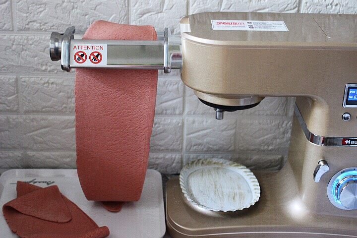十味 猪肉大葱饺子,启动厨师机的压面功能,把面团反复压制3、4次,直至把面皮压的光滑细腻就可以了。
