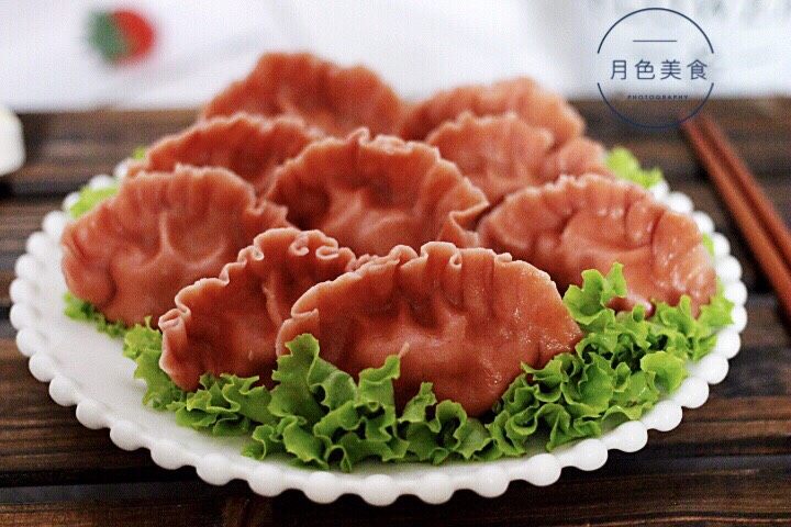 十味 猪肉大葱饺子,把煮好的饺子盛到盘子里就可以享用了。