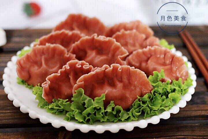 十味  猪肉大葱饺子,把煮好的饺子盛到盘子里就可以享用了。