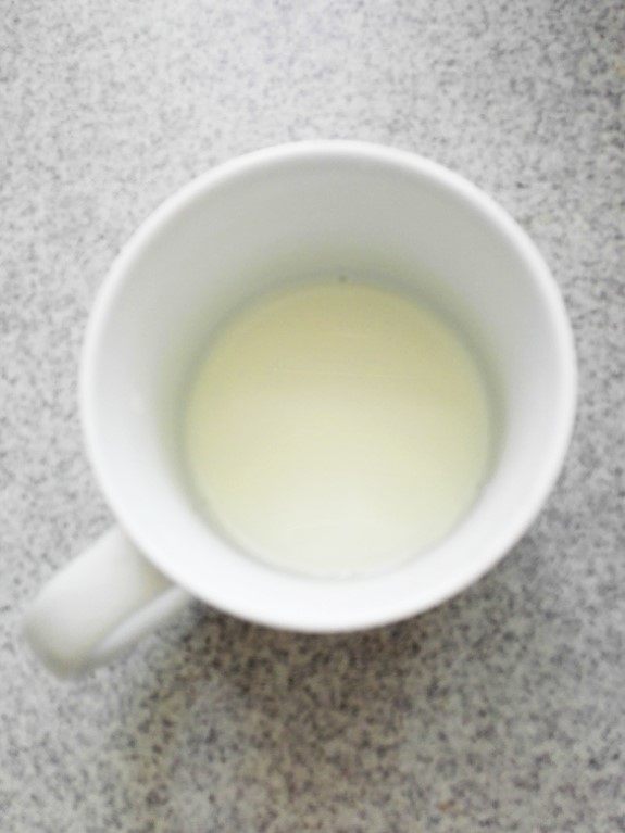 紫薯枸杞发糕（高压锅版）,白砂糖加入剩余的牛奶中，加入酵母粉，搅拌至溶解。温度不要超过40度，否则会影响发酵。