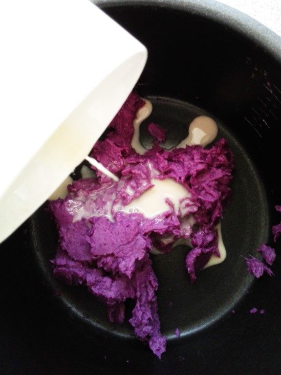 紫薯枸杞发糕（高压锅版）,溶解的酵母加入到紫薯糊中