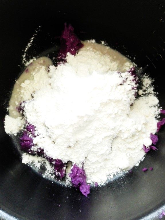紫薯枸杞发糕（高压锅版）,加入面粉，搅拌均匀