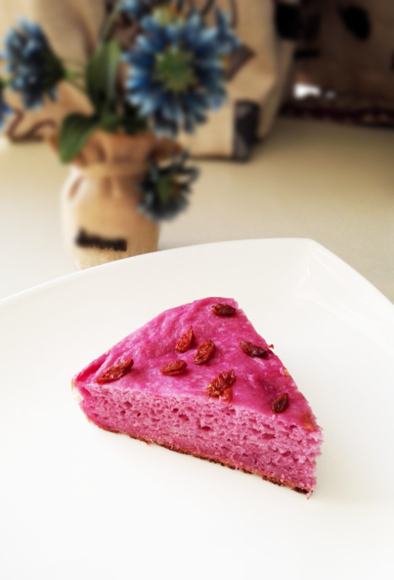 紫薯枸杞发糕（高压锅版）,切下一块，很松软，绝对不会粘牙。